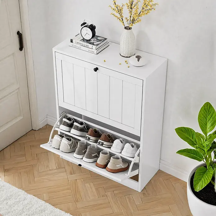 SONNENH Schuhschrank - Weiß - Weißer Schuhschrank mit zwei Klapptüren, eine geöffnet, die Schuhe zeigt. Mit Deko oben in einem Eingangsbereich.