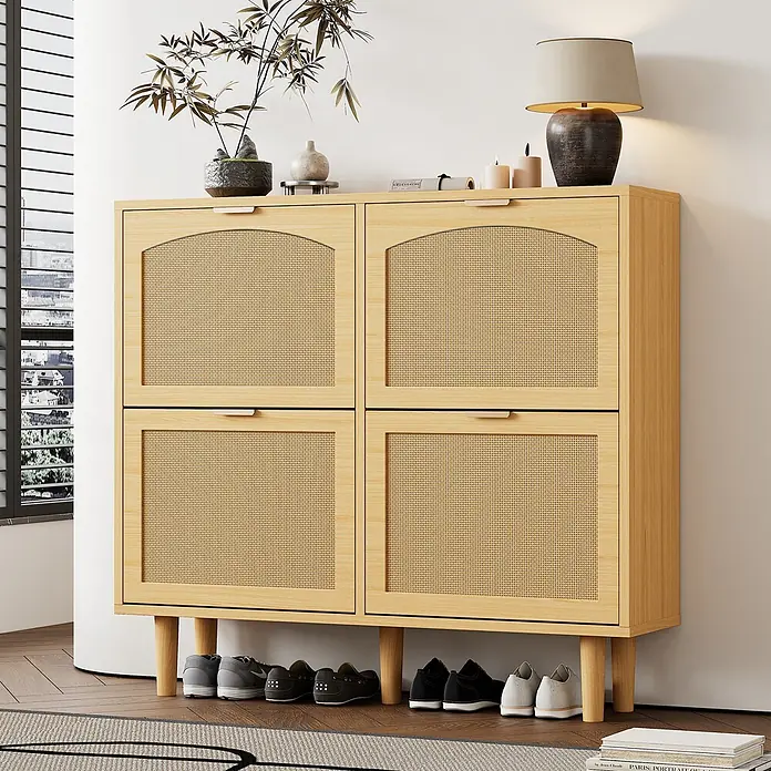 SONNENH Schuhschrank mit vier Rattan-Klappfächern, helle Eichenoptik -  - Helles Holzschuhschrank mit Rattan-Türen, dekoriert und mit Schuhen darunter in einem modernen Flur.