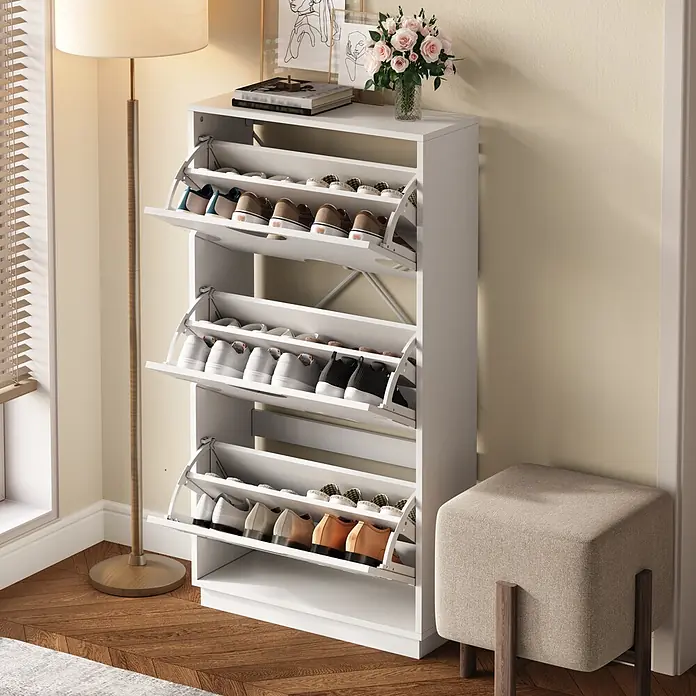 SONNENH Schuhschrank - Weiß - Weißer Schuhschrank mit mehreren Kippfächern, gefüllt mit verschiedenen Schuhen, in einem modernen Eingangsbereich.