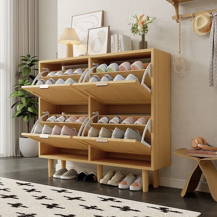SONNENH Schuhschrank mit vier Rattan-Klappfächern, helle Eichenoptik -  - Heller Holzschuhschrank mit mehreren Klapptüren, der verschiedene Schuhe im Eingangsbereich aufbewahrt.