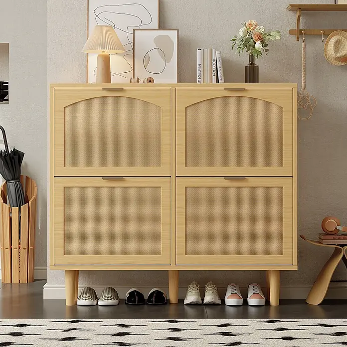 SONNENH Schuhschrank mit vier Rattan-Klappfächern, helle Eichenoptik -  - Schuhschrank aus hellem Holz mit vier Rattan-Türen, bietet Stauraum im Eingangsbereich. Schuhe sind darunter platziert.