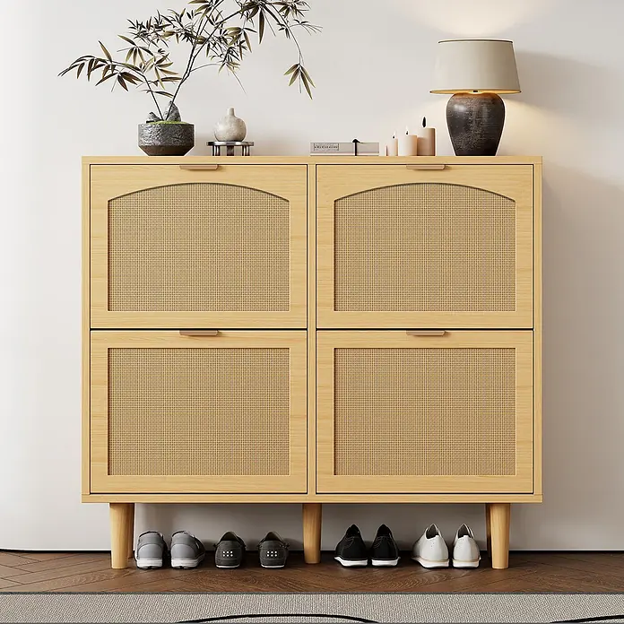 SONNENH Schuhschrank mit vier Rattan-Klappfächern, helle Eichenoptik -  - Schuhschrank aus hellem Holz mit vier Rattantüren, darunter Schuhe und darüber Dekoartikel.