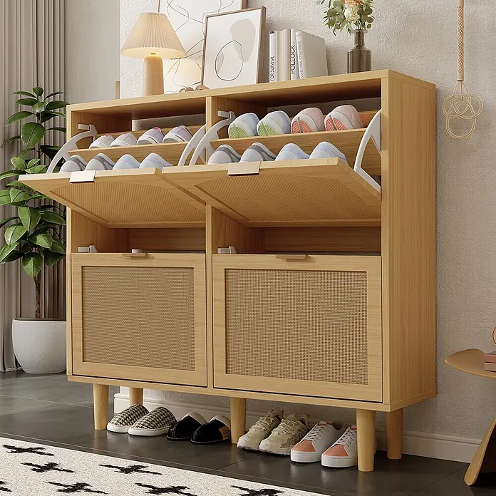 SONNENH Schuhschrank mit vier Rattan-Klappfächern, helle Eichenoptik -  - Helles Holzschuhregal mit Rattan-Details, Schuhe aufbewahrend und offene Kippfächer zeigend.