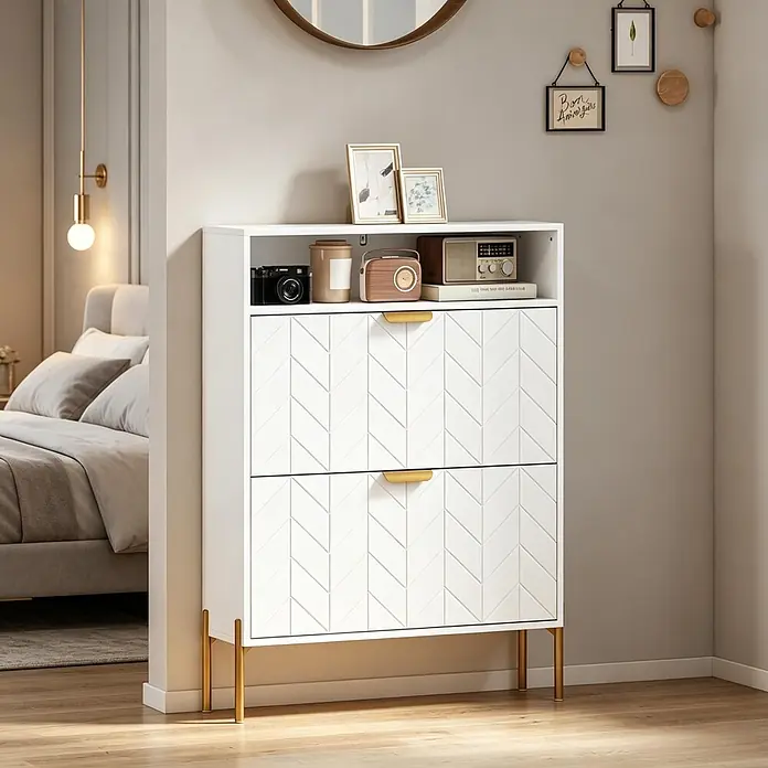SONNENH Schuhschrank - Weiß/Gold - Weißes Sideboard mit Chevron-Muster, goldenen Griffen und Beinen, dient als stilvolle Aufbewahrungseinheit in einem modernen Raum.