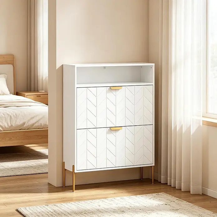 SONNENH Schuhschrank - Weiß/Gold - Weiße Kommode mit goldenen Griffen und Chevron-Muster, als Stauraum im Schlafzimmer genutzt.