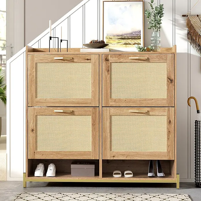 SONNENH Schuhschrank - Natur/Gold - Schuhschrank aus hellem Holz und Rattan mit vier Türen, goldenen Griffen und offener Ablage.