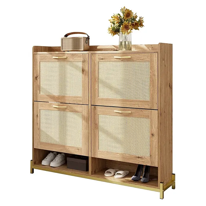 SONNENH Schuhschrank - Natur/Gold - Heller Holzschuhschrank mit Rattanfronten und goldfarbenen Akzenten, mit Kippfächern und offenen Ablagen.