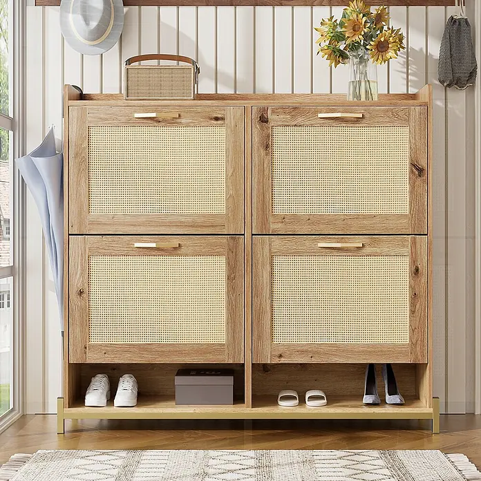SONNENH Schuhschrank - Natur/Gold - Heller Holzschuhschrank mit vier Rattan-Türen und Goldgriffen, im Flur mit Schuhen unten und Deko oben.