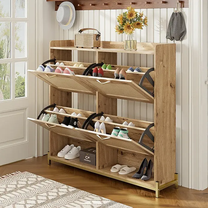 SONNENH Schuhschrank - Natur/Gold - Holzschuhschrank mit Rattan-Akzenten, kippbaren Fächern und offenem Regal, in modernem Flur.