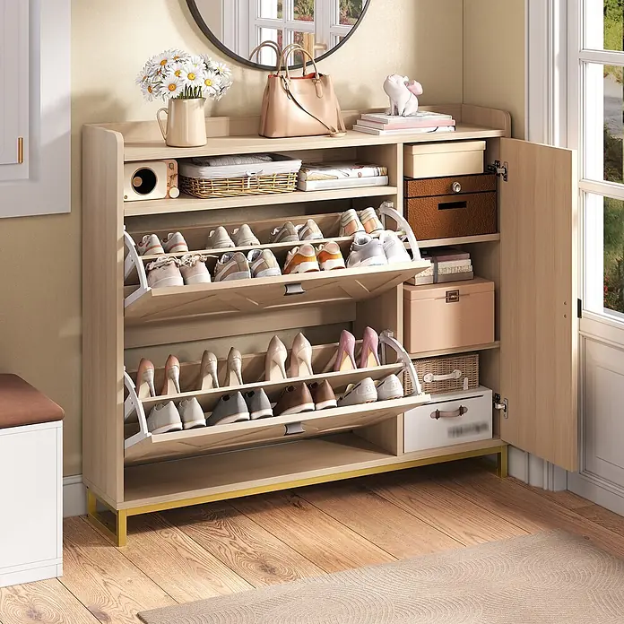 SONNENH Schuhschrank - Natur - Hellbrauner Holzschuhschrank mit goldenen Beinen, gefüllt mit Schuhen, Körben und Dekoration im Eingangsbereich.
