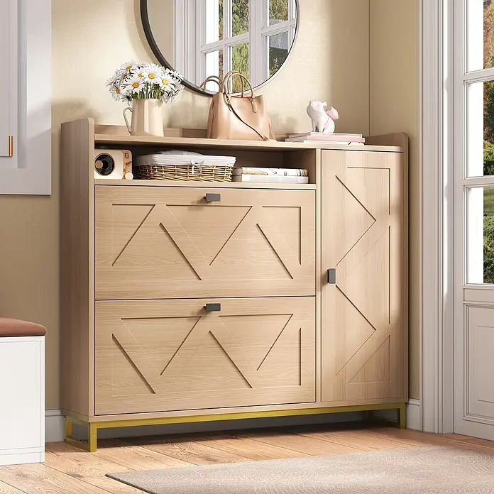 SONNENH Schuhschrank - Natur - Heller Holz-Schuhschrank mit Scheunentor-Design, schwarzen Griffen und goldenem Sockel, im Eingangsbereich arrangiert.