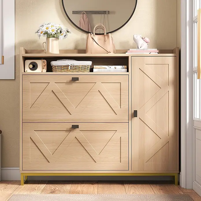 SONNENH Schuhschrank - Natur - Heller Holz-Flurschrank mit geometrischen Schubladen/Türen, schwarzen Griffen und goldenem Sockel, dekoriert mit Accessoires.