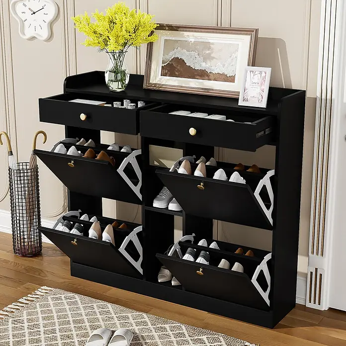SONNENH Schuhschrank - Schwarz - Schwarzer Schuhschrank mit zwei Schubladen und sechs kippbaren Schuhfächern, in einem modernen Eingangsbereich platziert.