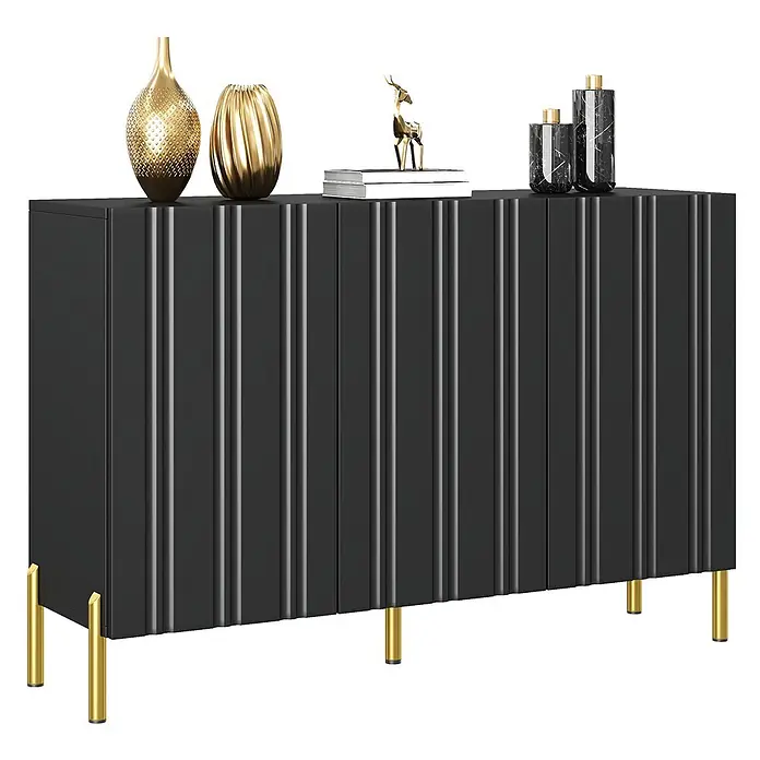 SONNENH Schuhschrank - Schwarz/Gold - Schwarzes Sideboard mit vertikal gerippten Türen und goldenen Beinen, verziert mit gold-schwarzen Deko-Objekten.