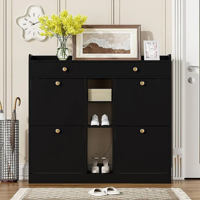 SONNENH Schuhschrank - Schwarz - Schwarzer Schuhschrank mit goldenen Knöpfen, mehreren Fächern und Schubladen, dekoriert mit Blumen und Bildern in einem Eingangsbereich.