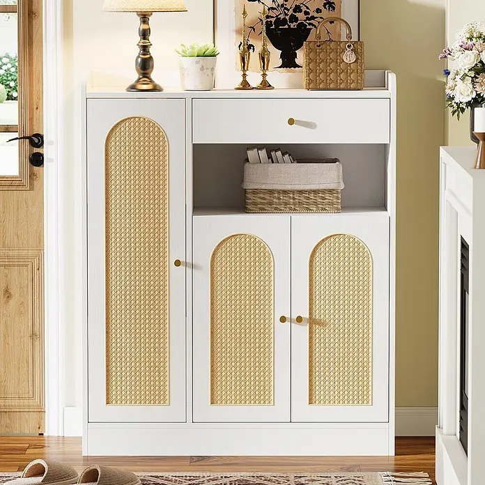 SONNENH Schuhschrank mit Rattanfronten, Weiß und Natur -  - Weißer Schrank mit gewölbten Rattanpaneelen, einer Schublade und offenen Regalen, als Eingangsbereich-Aufbewahrung genutzt.