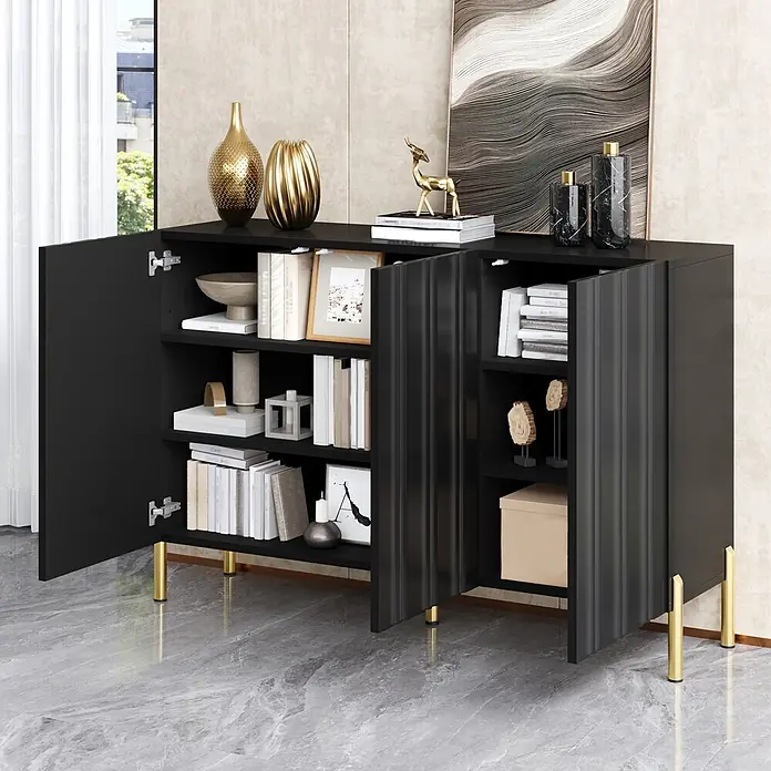 SONNENH Schuhschrank - Schwarz/Gold - Modernes schwarzes Sideboard mit geriffelten Türen und goldenen Beinen, teilweise offen mit Büchern und Deko.