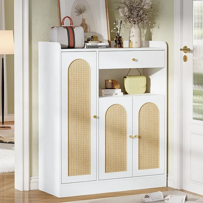 SONNENH Schuhschrank mit Rattanfronten, Weiß und Natur -  - Weißer Schuhschrank mit Naturrohrtüren, einer Schublade und offenem Regal, stehend im Eingangsbereich.