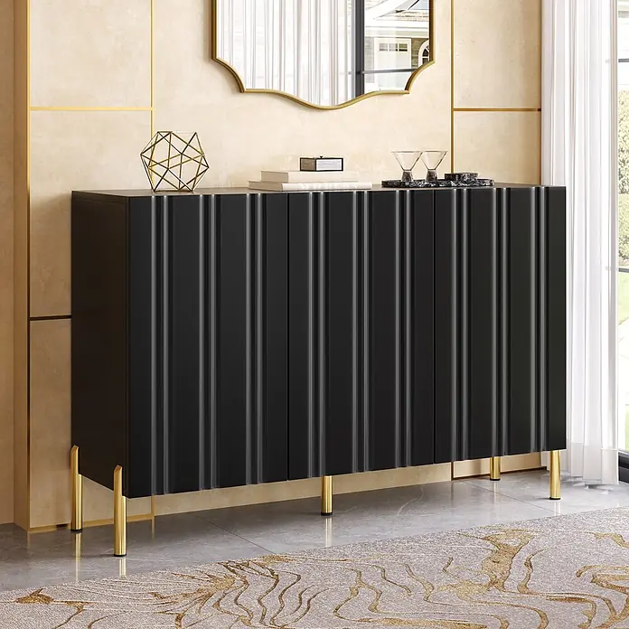 SONNENH Schuhschrank - Schwarz/Gold - Schwarzes Sideboard mit Rillenfront und goldenen Beinen, dekoriert in einem eleganten Wohnraum.