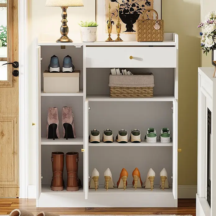 SONNENH Schuhschrank mit Rattanfronten, Weiß und Natur -  - Weißer Holzschuhschrank mit mehreren Regalen und einer Schublade, offene Türen zeigen Schuhe und einen Korb im Eingangsbereich.