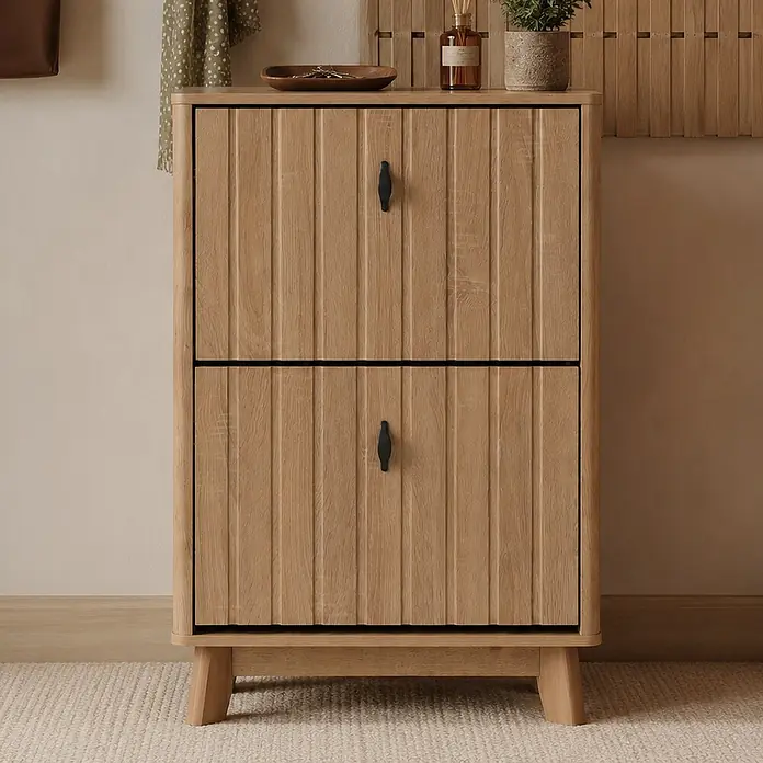 SONNENH Schuhschrank mit Klappfächern, Eichenoptik -  - Heller Holzschuhschrank mit zwei Lamellentüren und schwarzen Griffen.