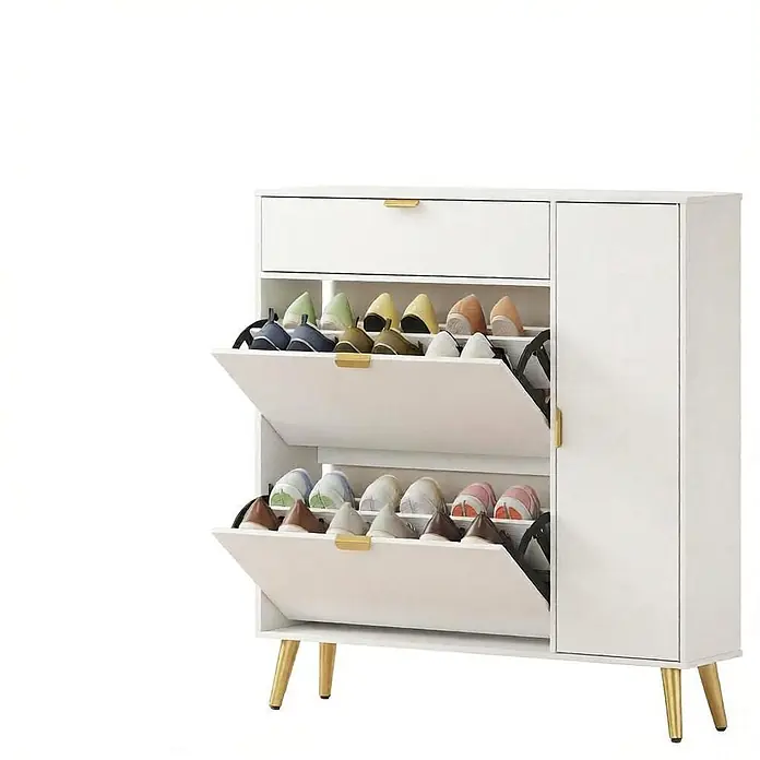 SONNENH Schuhschrank - Weiß/Gold - Weißer Schuhschrank mit goldenen Griffen und Beinen, mit Schublade, zwei Kippfächern und Seitenfach, gefüllt mit bunten Schuhen.