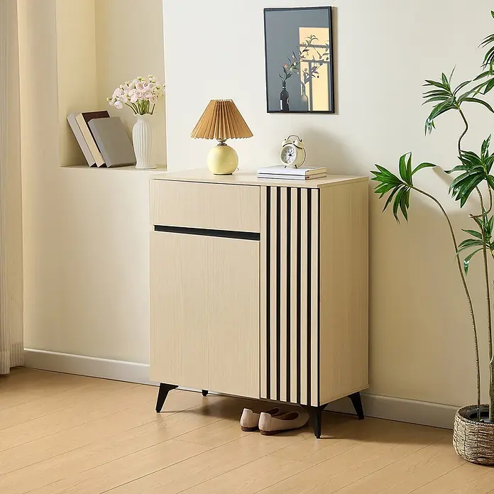 SONNENH Schuhschrank - Helle Holzoptik/Schwarz - Heller Holzschuhschrank mit Schublade, Schranktür und dekorativen vertikalen Lamellen. Mit schwarzen Akzenten und Beinen, ideal für die Flurschuhaufbewahrung.