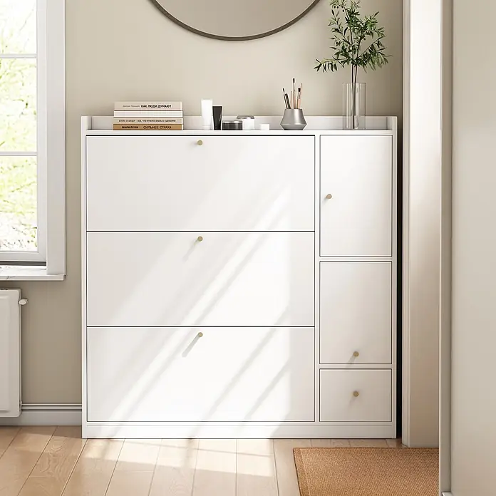 SONNENH Schuhschrank - Weiß - Weißer Schuhschrank mit drei Kippfächern und integriertem Seitenstauraum, goldenen Griffen, in einem hellen Flur.