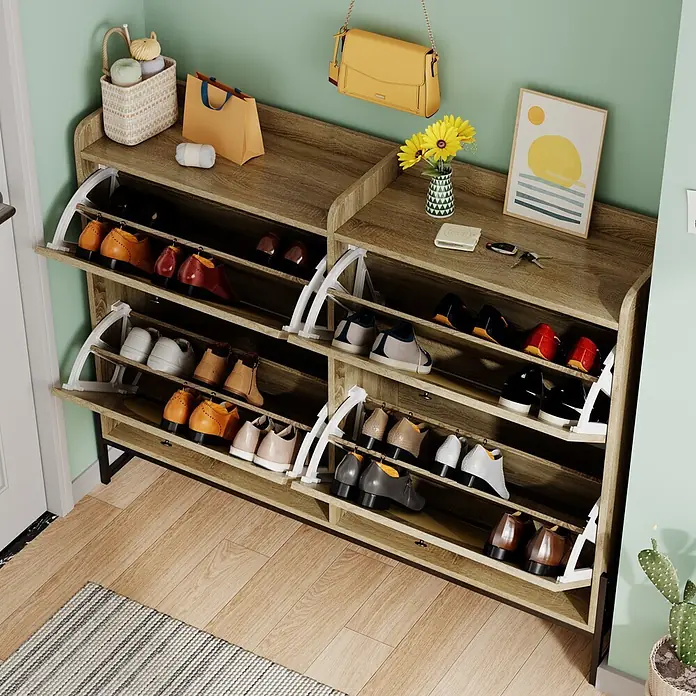 SONNENH Schuhschrank mit 4 Klappen und PE-Flechtdekor, Natur -  - Schuhschrank aus hellem Holz mit mehreren Kippfächern, gefüllt mit Schuhen. Steht im Eingangsbereich, mit Accessoires oben drauf.