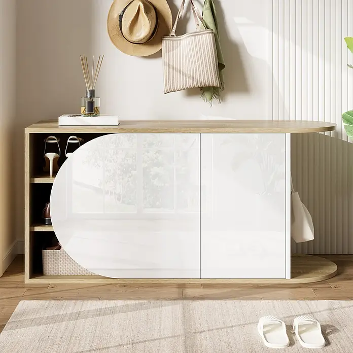 SONNENH Schuhschrank - Weiß/Naturholzoptik - Flurkommode aus hellem Holz mit weißen Hochglanztüren und offener Schuhaufbewahrung, dekoriert mit Diffusor, Hut und Tasche.