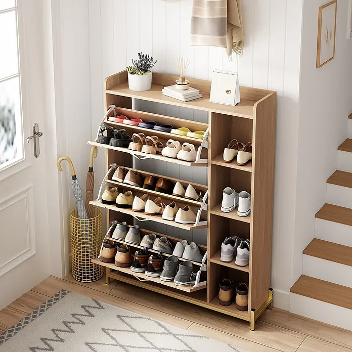 SONNENH Schuhschrank - Eichenoptik/Gold - Helles Holzschuhschrank mit mehreren Fächern und Kippladen, gefüllt mit Schuhen, Regenschirmständer und Deko.