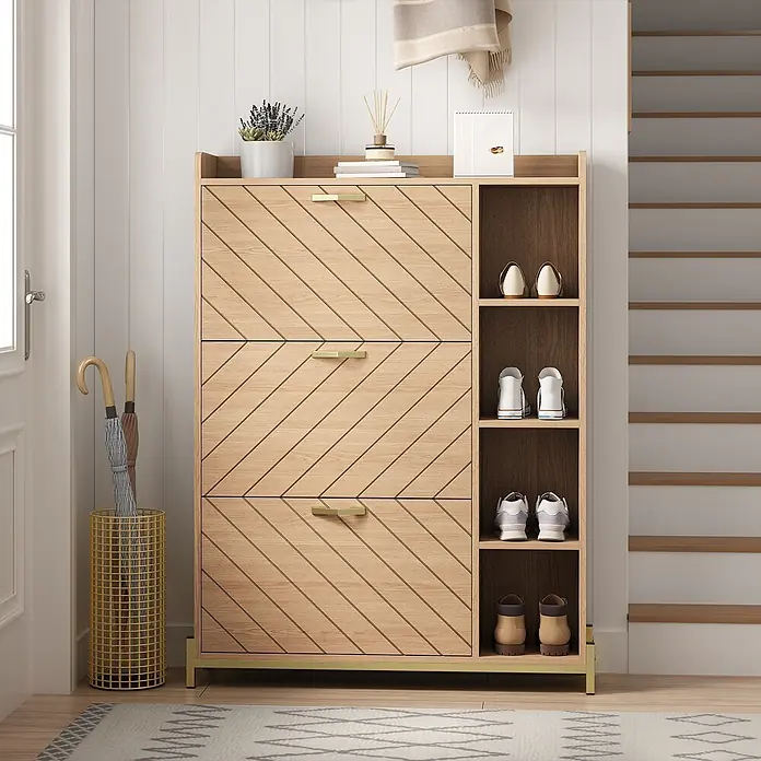 SONNENH Schuhschrank - Eichenoptik/Gold - Heller Holzschuhschrank mit diagonalem Muster, goldenen Griffen und offenen Fächern für den Eingangsbereich.