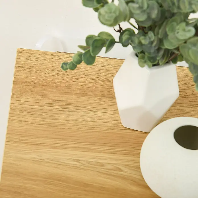 SONNENH Schuhschrank - Weiß/Natur - Helle Holzoberfläche mit grüner Pflanze in weißer Facettenvase und runder weißer Vase für natürliche Dekoration.