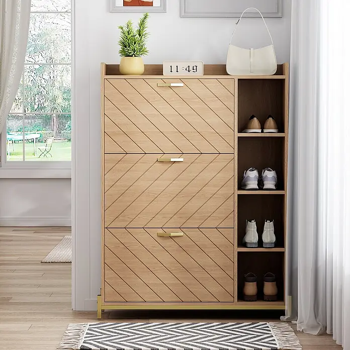 SONNENH Schuhschrank - Eichenoptik/Gold - Heller Holzschuhschrank mit diagonalen Rillen, goldenen Griffen und offenen Fächern für Schuhe.