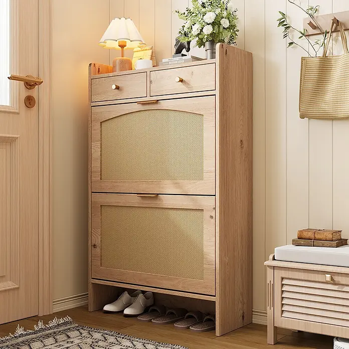 SONNENH Schuhschrank - Natur - Hellholz- und Rattan-Schuhschrank mit Schubladen und offener Ablage, in einem Eingangsbereich mit passender kleiner Bank.