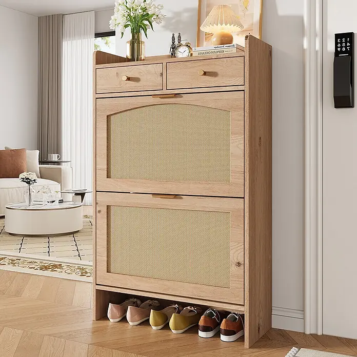 SONNENH Schuhschrank - Natur - Heller Holzschuhschrank mit Rattantüren und Schubladen, offener Basis für Schuhe, in einem modernen Wohnraum.