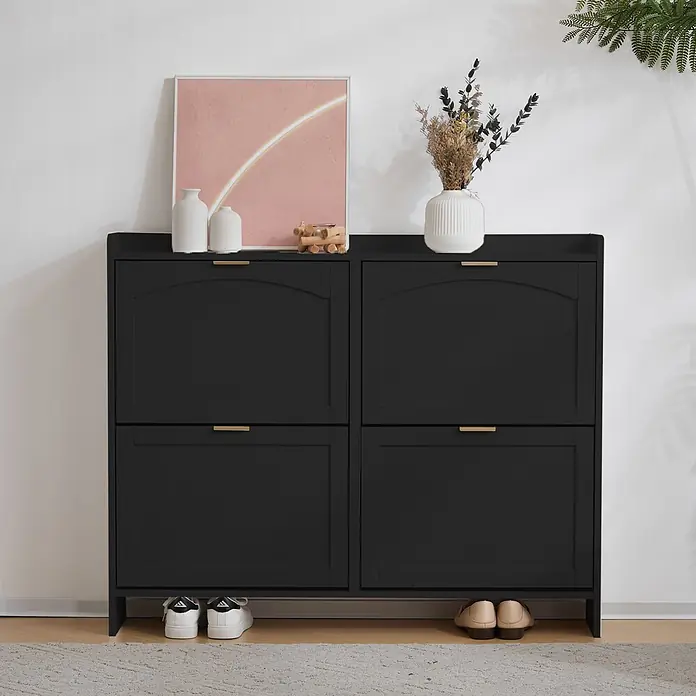 SONNENH Schuhschrank - Schwarz/Gold - Schwarzer Schuhschrank mit goldenen Griffen, dekoriert mit Vasen und Bild, Schuhe darunter.