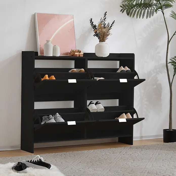 SONNENH Schuhschrank - Schwarz/Gold - Schwarzer Schuhschrank mit mehreren Kippfächern, mit Schuhen darin und darauf.