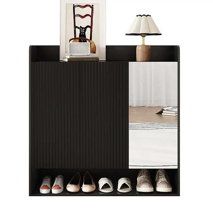 SONNENH Schuhschrank - Schwarz - Schwarzer Schuhschrank mit geriffelten Türen, Spiegelfläche und offenen Regalen für Schuhe und Dekoartikel wie Lampe und Bild.