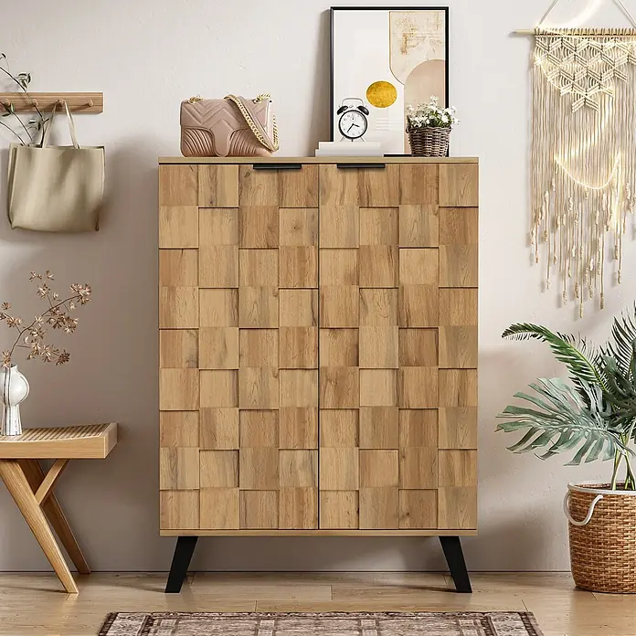 SONNENH Schuhschrank mit geometrischer Front, Natur -  - Heller Holzschrank mit texturierten Geometrie-Türen und schwarzen Metallbeinen in modernem Raumambiente.