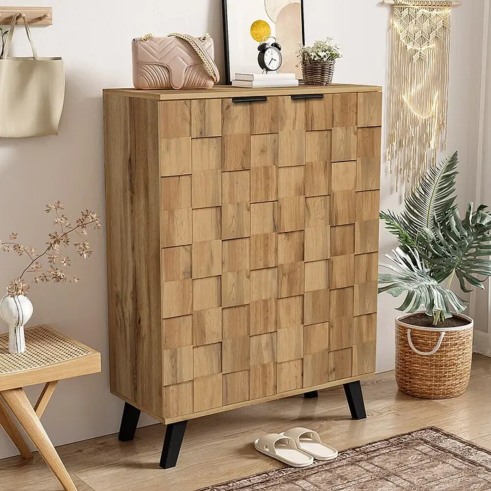 SONNENH Schuhschrank mit geometrischer Front, Natur -  - Hölzerner Aufbewahrungsschrank mit strukturierter Würfelfront und schwarzen Beinen, in gemütlicher Raumumgebung.