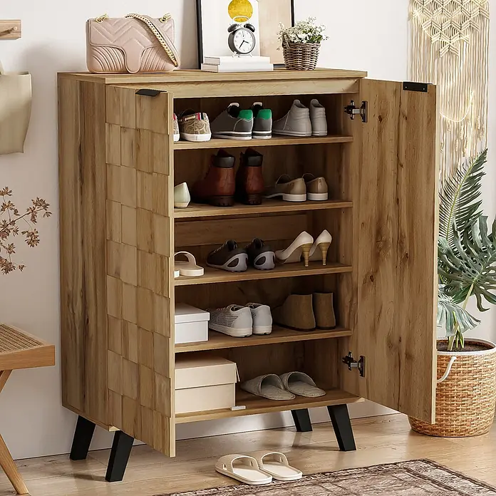 SONNENH Schuhschrank mit geometrischer Front, Natur -  - Heller Holzschuhschrank mit zwei Türen, eine offen, zeigt mehrere Regale zur Schuhaufbewahrung in einem Wohnambiente.