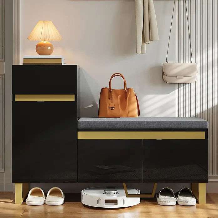 SONNENH Schuhschrank - Schwarz/Gold - Schwarze und goldene Garderobenbank mit grauer Polsterung und integriertem Schuhschrank, in einem modernen Flur.