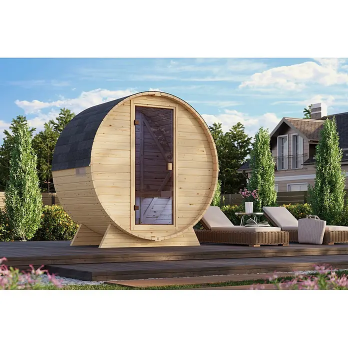Karibu Saunahaus Samantha - Ohne Ofen, L x B x H: 140 x 225 x 229 cm - Helle Holzfasssauna mit dunklem Schindeldach und Glastür, auf einer Holzterrasse für Entspannung in einem Garten.