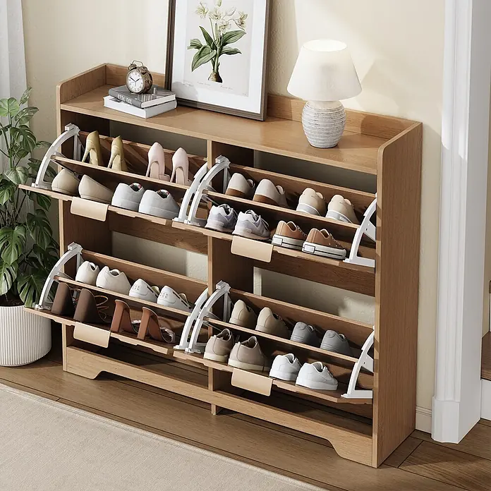 SONNENH Schuhschrank mit vier Klappfächern und 3D-Strukturfront, Natur -  - Hölzerner Schuhschrank mit mehreren Kippfächern, gefüllt mit Schuhen und dekoriert.