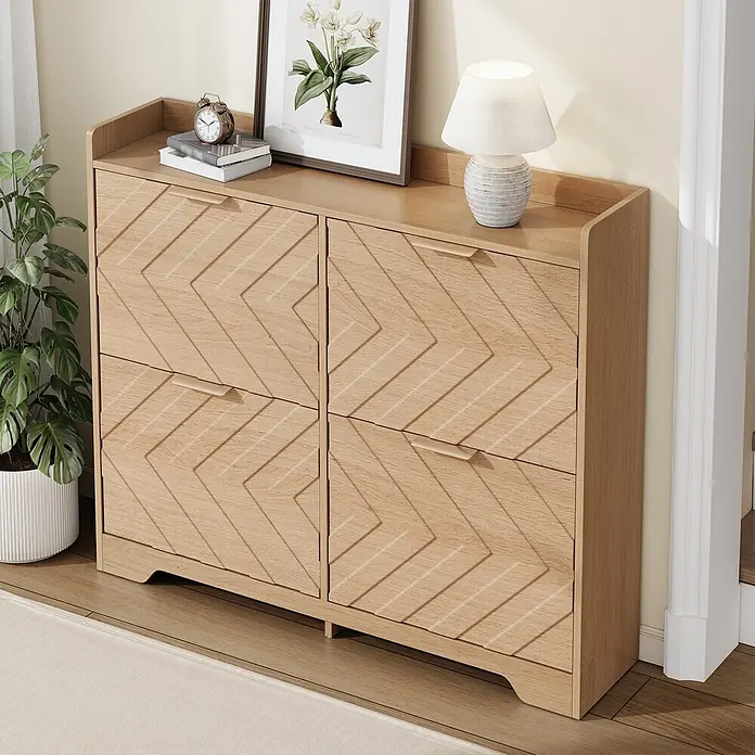 SONNENH Schuhschrank mit vier Klappfächern und 3D-Strukturfront, Natur -  - Hellbrauner Holzschrank mit vier Schubladen und Fischgrätmuster in einem Wohnbereich.