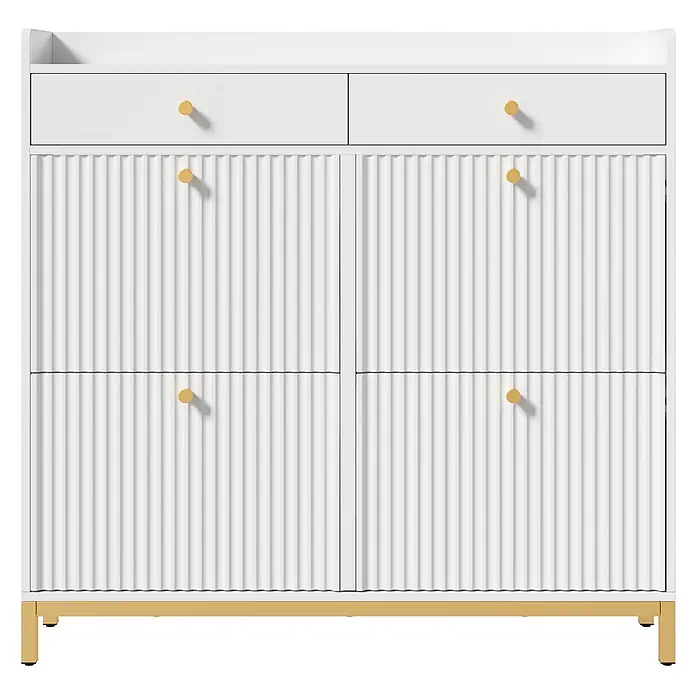 SONNENH Schuhschrank - Weiß - Weißer Schrank mit zwei Schubladen und vier geriffelten Türen, mit goldenen Griffen und goldenem Metallgestell.