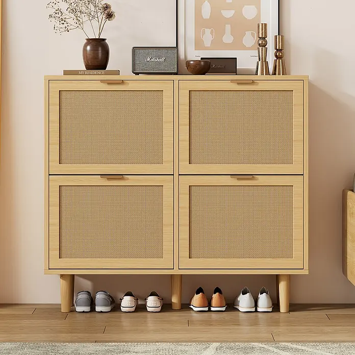 SONNENH Schuhschrank - Helle Eichenoptik - Heller Holzschuhschrank mit vier Rattan-Kipptüren, auf konischen Beinen, darunter Schuhe und darüber Dekoration.