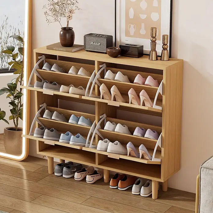 SONNENH Schuhschrank - Helle Eichenoptik - Heller Schuhschrank aus Holz mit mehreren Kippfächern, in dem verschiedene Schuhe aufbewahrt werden.