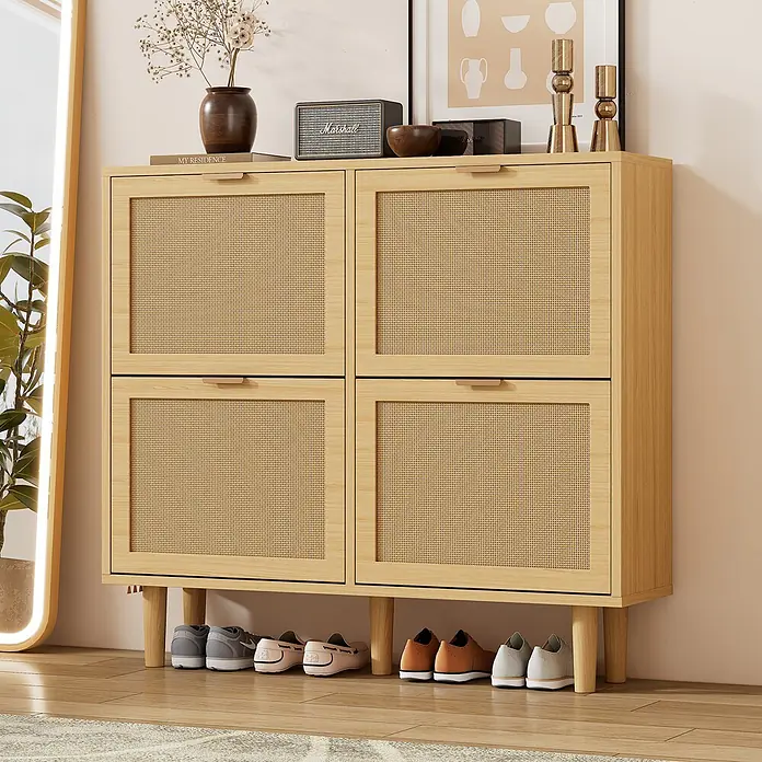 SONNENH Schuhschrank - Helle Eichenoptik - Hellbrauner Schuhschrank aus Holz mit vier Rattantüren und konischen Beinen, darunter Schuhe.